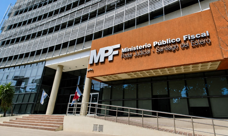 La justicia santiagueña apunta al padrastro de la menor, a un hermano de este y a un sobrino de ambos como los autores de las violaciones. El último de los mencionados tiene antecedentes penales por delitos similares. La justicia santiagueña apunta al padrastro de la menor, a un hermano de este y a un sobrino de ambos como los autores de las violaciones. El último de los mencionados tiene antecedentes penales por delitos similares.