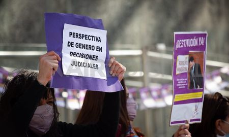 La aplicación de la perspectiva de género en las decisiones judiciales es uno de los reclamos centrales de los colectivos de mujeres. La aplicación de la perspectiva de género en las decisiones judiciales es uno de los reclamos centrales de los colectivos de mujeres.