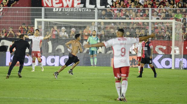 Hinchas de Newells se metieron al campo de juego mientras se disputaba el partido ante Huracán.
