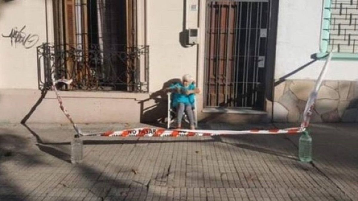La abuela tomando mate en su vereda cansada de la cuarentena