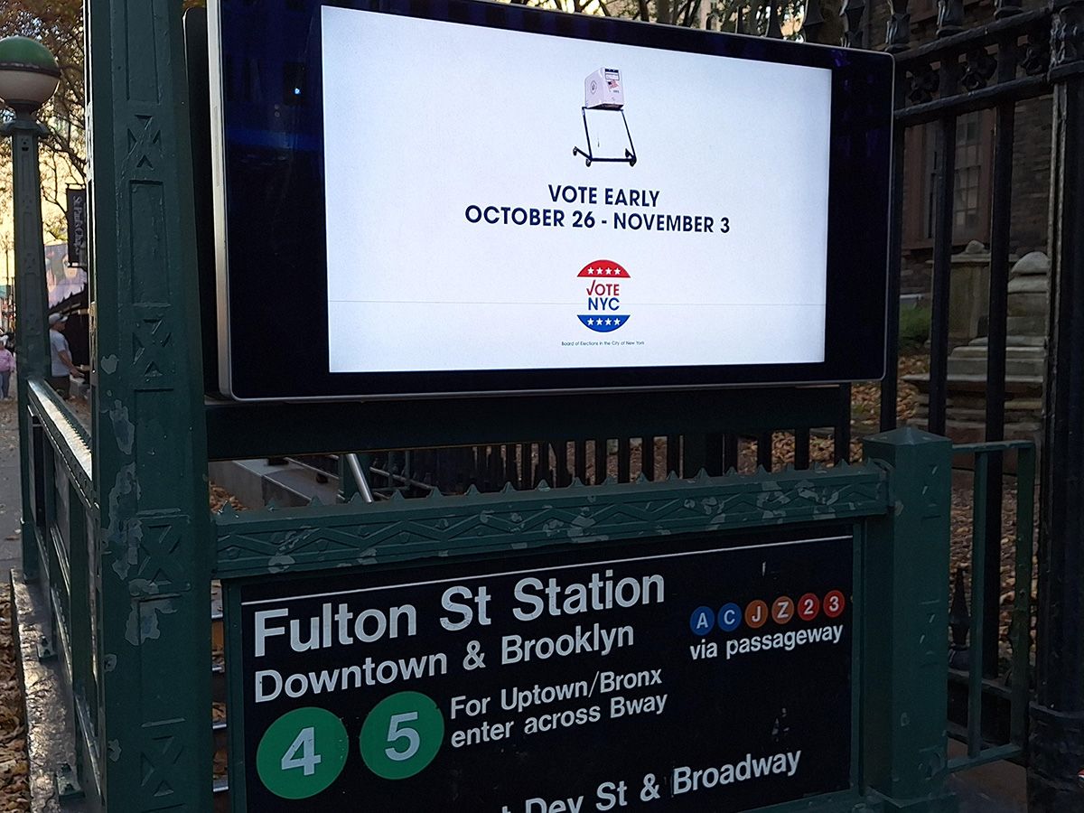 En las calles de Nueva York, la publicidad llama a la ciudadanía a "votar con tiempo" en las elecciones presidenciales de Estados Unidos. En las calles de Nueva York, la publicidad llama a la ciudadanía a "votar con tiempo" en las elecciones presidenciales de Estados Unidos.