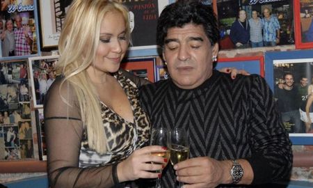 Verónica Ojeda, la madre de Dieguito Maradona, declaró este lunes como testigo durante cinco horas ante los fiscales que investigan las circunstancias en las que murió el ex astro futbolístico y aportó datos sobre lo que vio en sus últimas visitas a la casa donde estaba alojada su expareja antes de fallecer, informó el abogado Pablo Baudry.