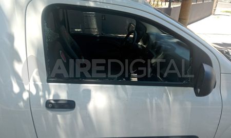 Se bajó por unos minutos y le rompieron el vidrio de la camioneta para robarle. Se bajó por unos minutos y le rompieron el vidrio de la camioneta para robarle.