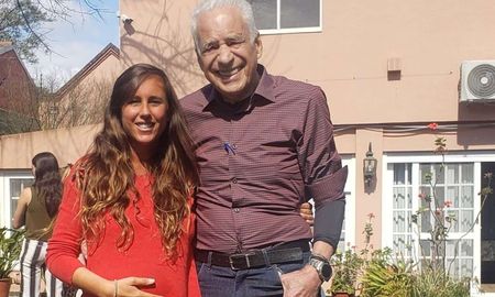 La pareja está muy feliz y emocionada. La pareja está muy feliz y emocionada.