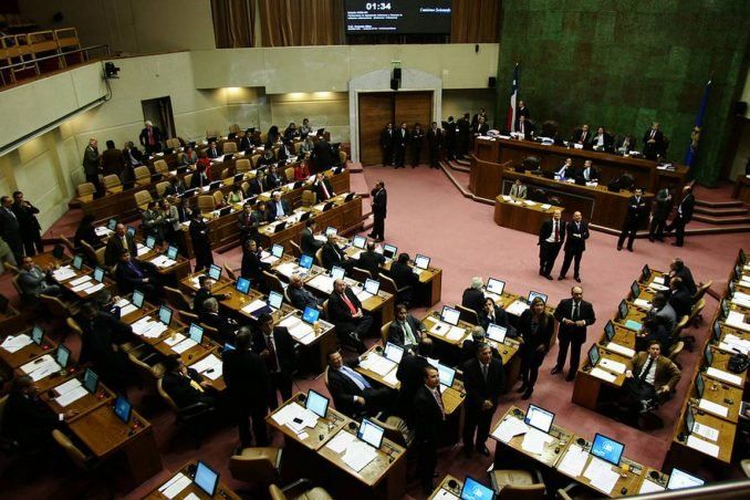 Diputados chilenos aprueban la reducción de la jornada laboral en medio de las protestas