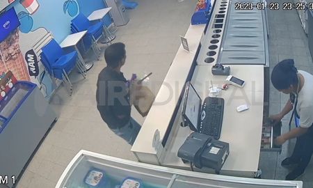 Así fue el momento en que el asaltante se robó dinero. Así fue el momento en que el asaltante se robó dinero.