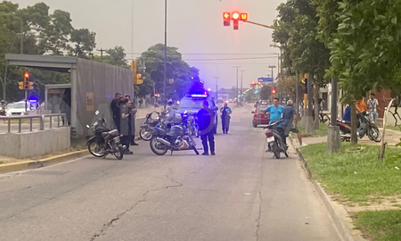 El motociclista murió tras caer de su moto. El motociclista murió tras caer de su moto.
