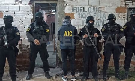Agentes de la AIC tras irrumpir en uno de los domicilios allanados. Agentes de la AIC tras irrumpir en uno de los domicilios allanados.