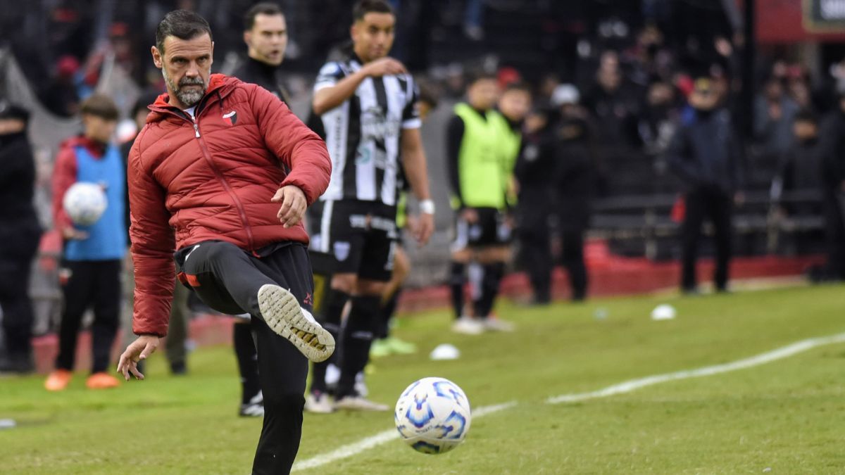 La decisión que tomó el técnico de Colón con la seguidilla de partidos de visitante durante junio