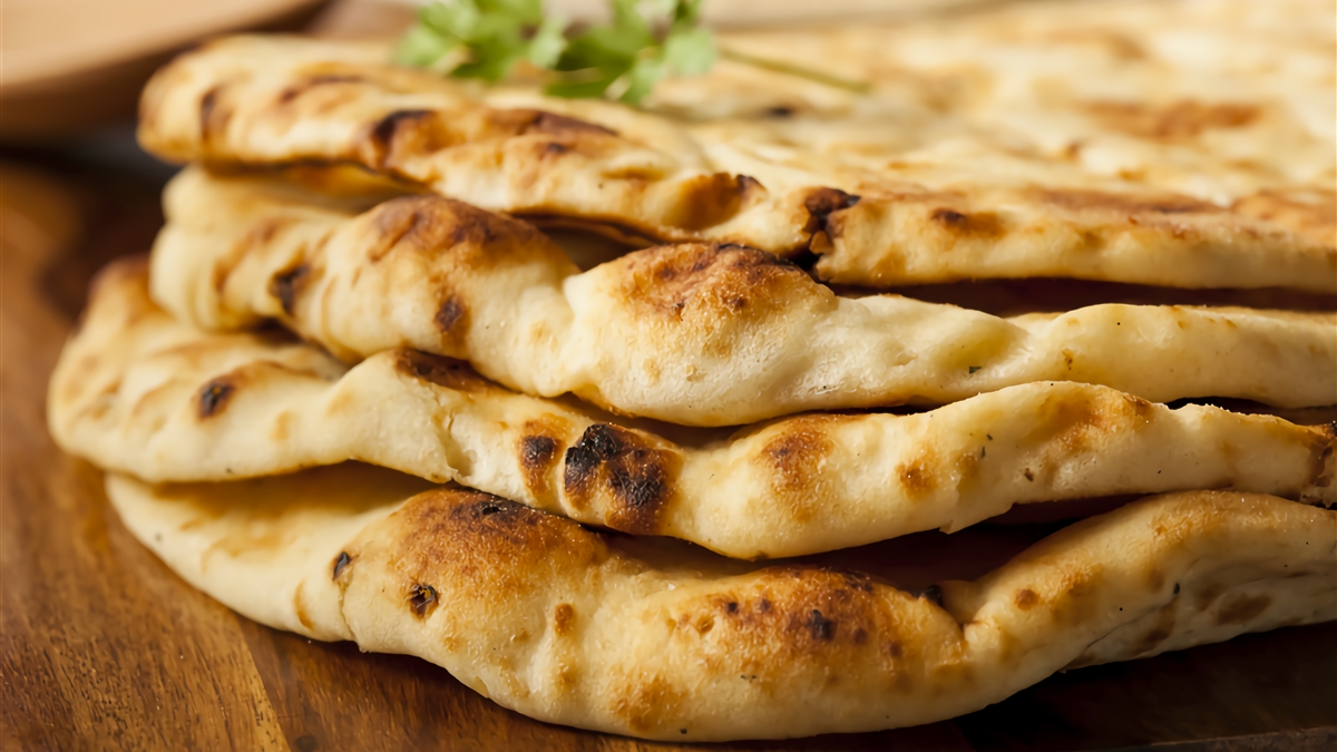El naan es un pan de origen indio, que destaca por su sabor único y por llevar ingredientes sencillos de conseguir. El naan es un pan de origen indio, que destaca por su sabor único y por llevar ingredientes sencillos de conseguir.