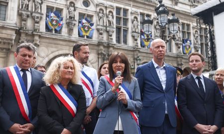 Los alcaldes de Francia expresaron su rechazo a la ola de violencia que sacude al país tras un ataque a la casa de uno de ellos. Los alcaldes de Francia expresaron su rechazo a la ola de violencia que sacude al país tras un ataque a la casa de uno de ellos.