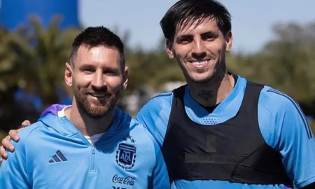 Kevin Lomónaco junto a Lionel Messi en el predio de Ezeiza. Kevin Lomónaco junto a Lionel Messi en el predio de Ezeiza.