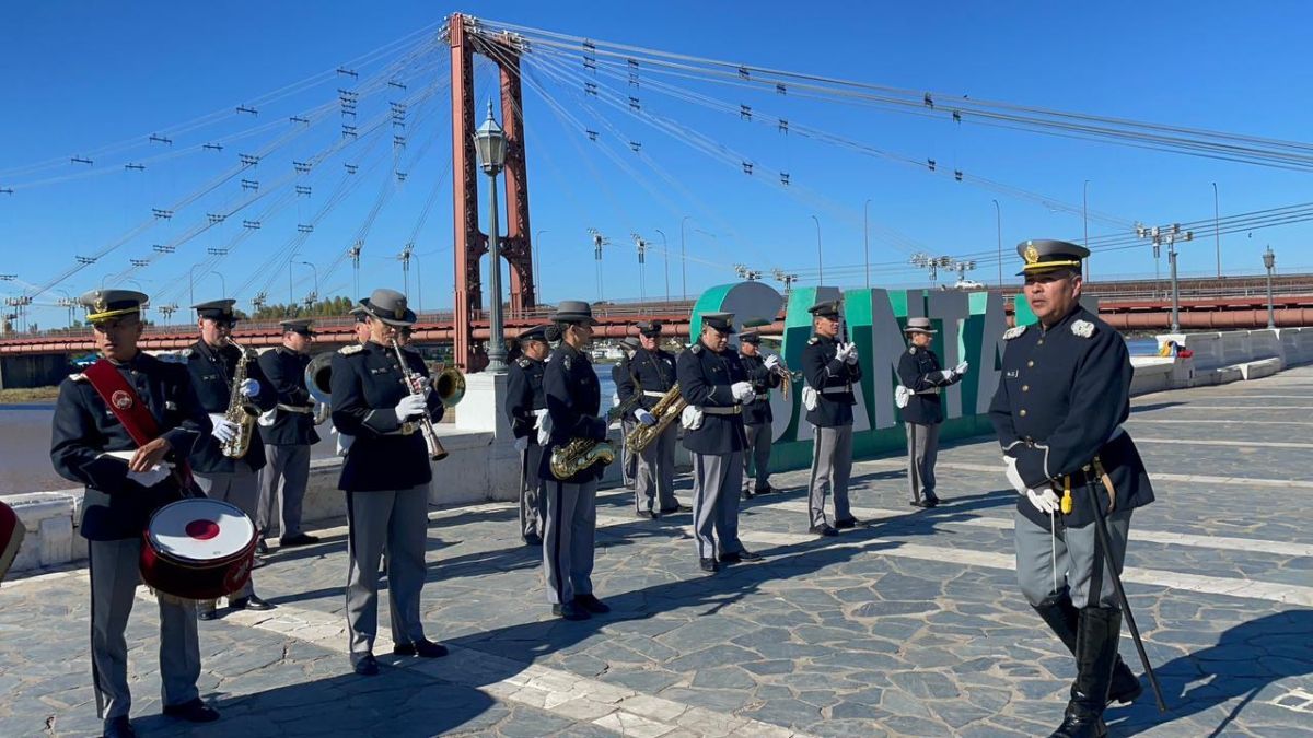 Las letras corpóreas de Santa Fe fueron el punto de encuentro para un emotivo homenaje.