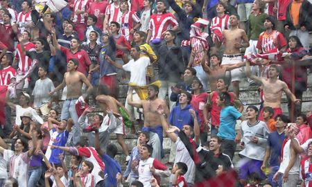 El jugador de Colón que miraba a Ezequiel Medrán desde la tribuna El jugador de Colón que miraba a Ezequiel Medrán desde la tribuna