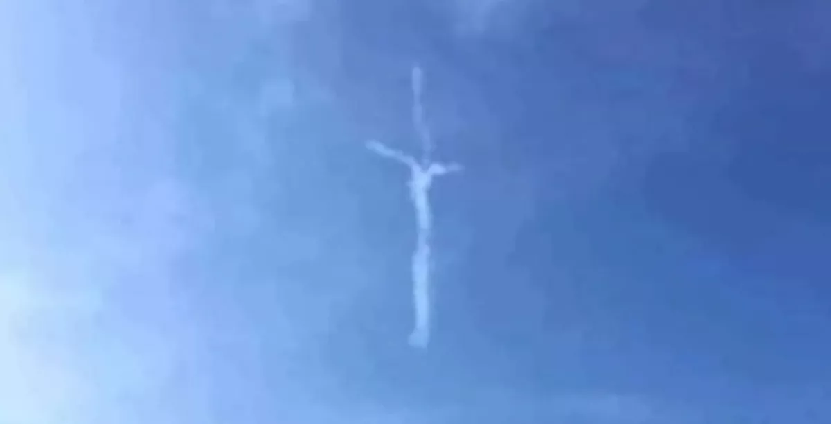 La imagen de Jesús en el cielo durante una celebración religiosa en San Juan.