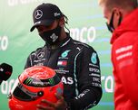 Lewis Hamilton recibe el casco de Michael Schumacher luego de igualar el récord de 91 victorias en Fórmula 1 del piloto alemán.