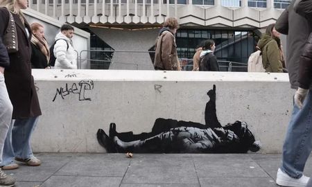 Banksy en Londres expone la desigualdad social con una imagen que interpela al peatón. Banksy en Londres expone la desigualdad social con una imagen que interpela al peatón.