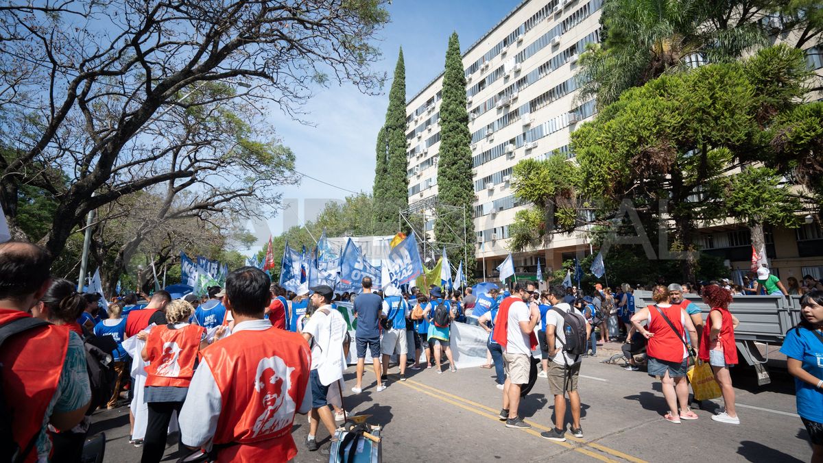 Docentes de Amsafé y Sadop se concentraron este miércoles a la mañana en el Ministerio de Educación de Santa Fe.