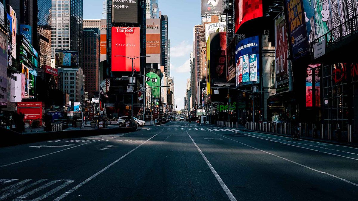 Nueva York quedó desolada por la pandemia, que causó miles de muertes.
