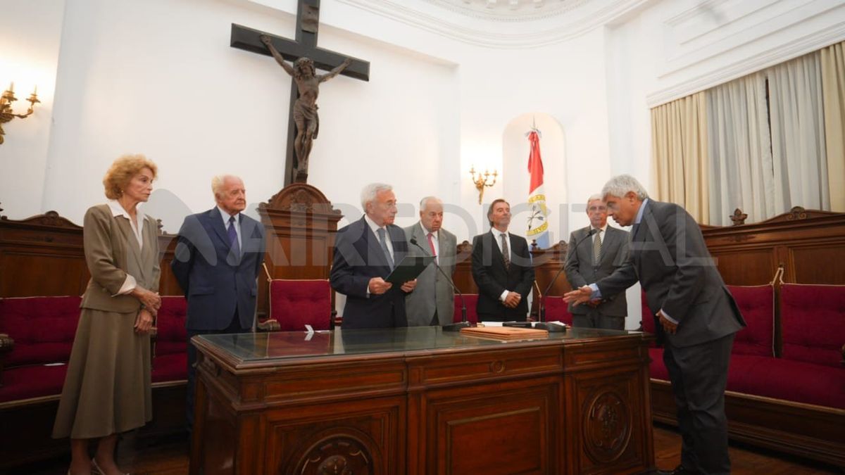 El momento de la jura de Jorge Baclini como nuevo ministro de la Corte Suprema de Justicia de Santa Fe. El momento de la jura de Jorge Baclini como nuevo ministro de la Corte Suprema de Justicia de Santa Fe.