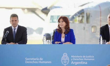 La vicepresidenta Cristina Kirchner y el ministro de Economía y precandidato presidencial, Sergio Massa, encabezaron este lunes el acto de recuperación del avión Skyvan PA-51 utilizado para los “vuelos de la muerte”. La vicepresidenta Cristina Kirchner y el ministro de Economía y precandidato presidencial, Sergio Massa, encabezaron este lunes el acto de recuperación del avión Skyvan PA-51 utilizado para los “vuelos de la muerte”.