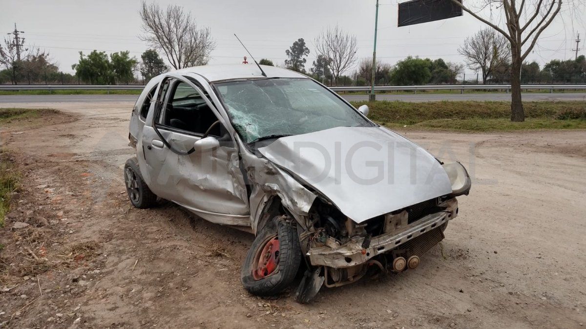 Uno de los autos Ford K de color gris que formó parte de la colisión era conducido por un hombre.