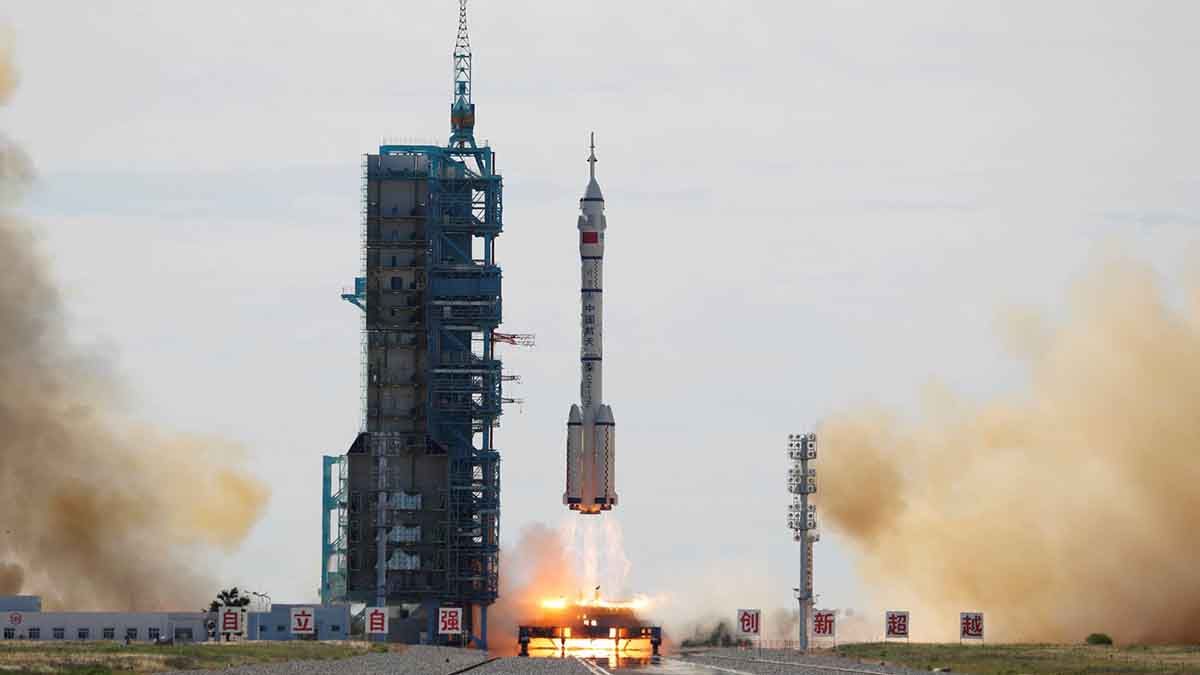 Tres astronautas chinos viajaron a la estación espacial que ese país comenzó a ensamblar en abril.
