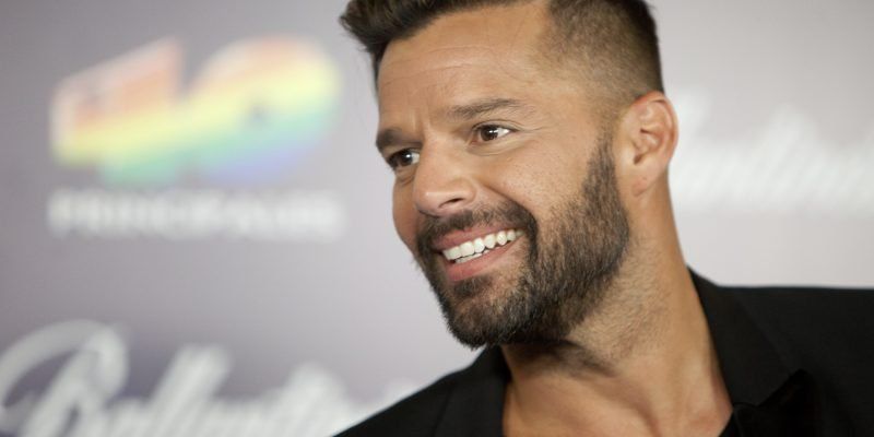 ¡Un bombón! Ricky Martin posó desde la cama y levantó la temperatura en las redes