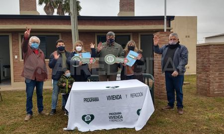 las viviendas fueron entregadas a una mujer que se desempeña en el Hospital Cullen beneficiaria del Programa Vivienda y Refacción, y a un trabajador del Hospital Vera Candioti. las viviendas fueron entregadas a una mujer que se desempeña en el Hospital Cullen beneficiaria del Programa Vivienda y Refacción, y a un trabajador del Hospital Vera Candioti.