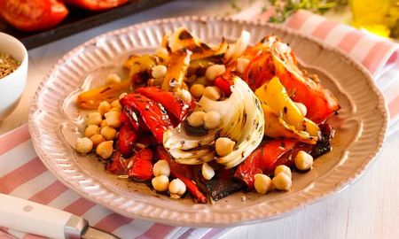 Ensalada de morrones, cebollas y garbanzos, by Maru Botana.