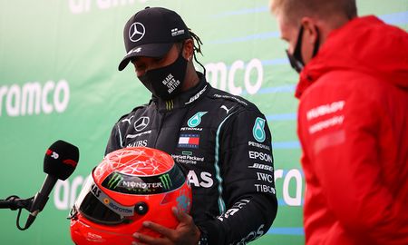 Lewis Hamilton habría llegado a un acuerdo con Mercedes para seguir corriendo en la Fórmula 1. Lewis Hamilton habría llegado a un acuerdo con Mercedes para seguir corriendo en la Fórmula 1.