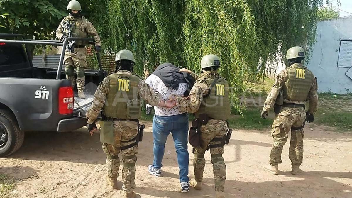 Apresado. El momento en que el sospechoso qued&oacute; detenido por la TOE.&nbsp;