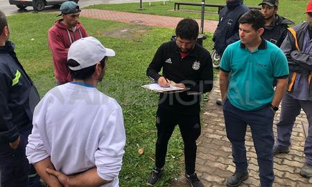 Los empleados se reunieron en la intersección de la ruta N° 19 y avenida Luján. Los empleados se reunieron en la intersección de la ruta N° 19 y avenida Luján.