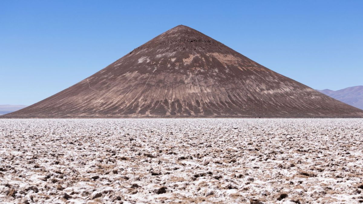 Cono de Arita, la pirámide natural en medio de la Puna. Cono de Arita, la pirámide natural en medio de la Puna.