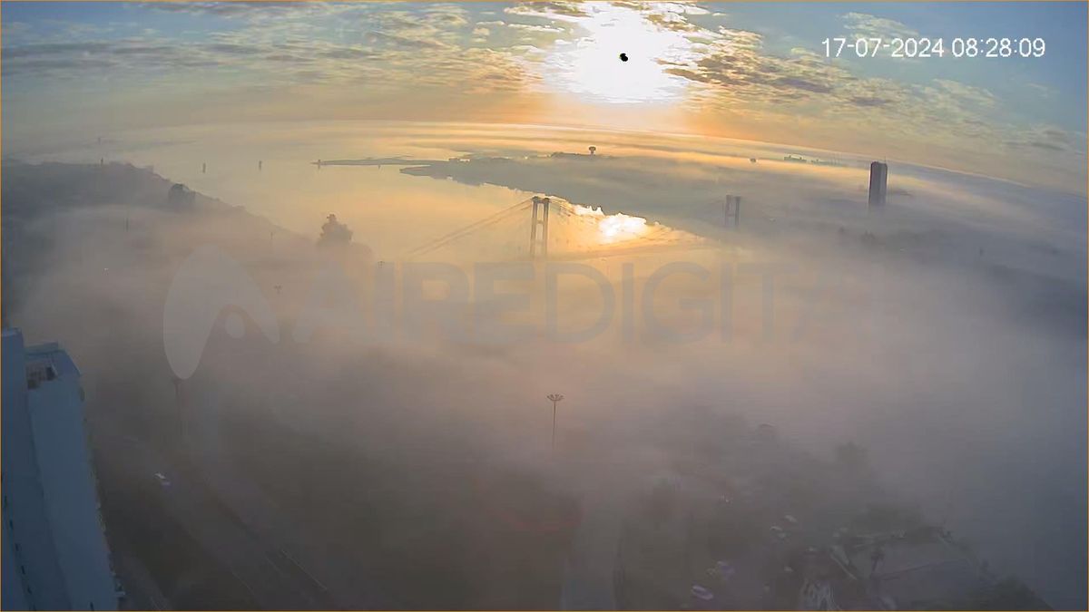 Así captaron las cámaras de AIRE el manto de niebla sobre el Puente Colgante de la ciudad de Santa Fe.