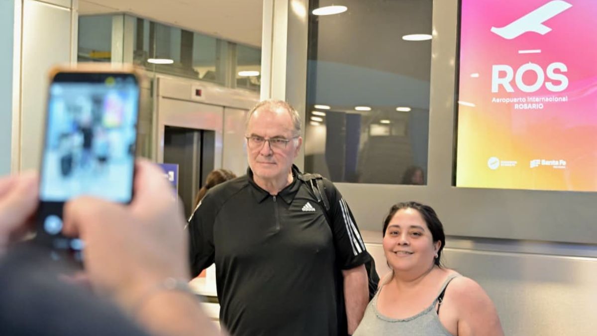 Marcelo Bielsa llegó a Rosario en el primer vuelo desde la nueva pista del aeropuerto Islas Malvinas