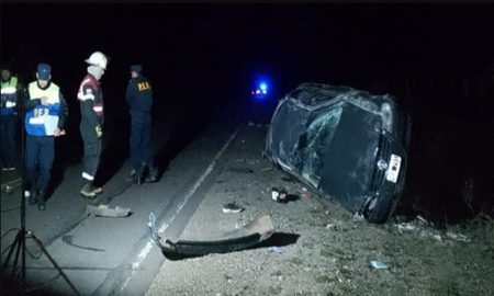 Iban a más de 130 km/h en la ruta cazando pokemones, volcaron y murieron Iban a más de 130 km/h en la ruta cazando pokemones, volcaron y murieron