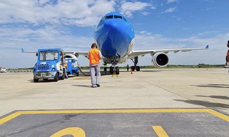 A horas de la llegada del séptimo vuelo a Moscú, partirá otro esta madrugada. A horas de la llegada del séptimo vuelo a Moscú, partirá otro esta madrugada.