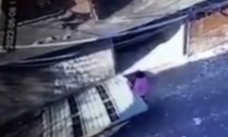 Un nene de 3 años fue aplastado por el portón de su casa mientras se encontraba jugaba en la vereda Un nene de 3 años fue aplastado por el portón de su casa mientras se encontraba jugaba en la vereda