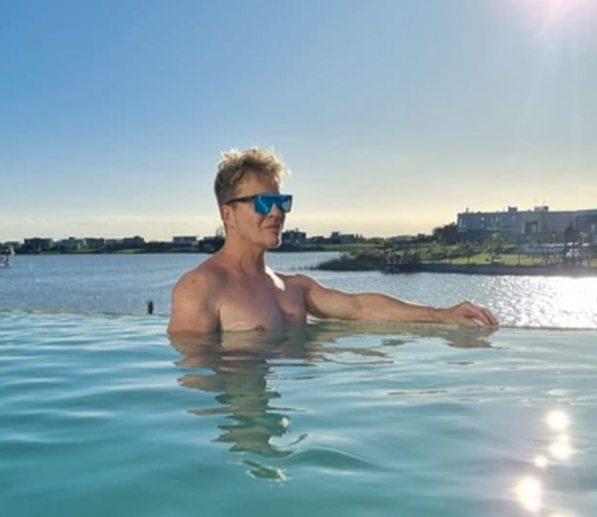 La mansión también cuenta con un baño en suite que incluye un jacuzzi desde el cual se puede apreciar el lago. La mansión también cuenta con un baño en suite que incluye un jacuzzi desde el cual se puede apreciar el lago.