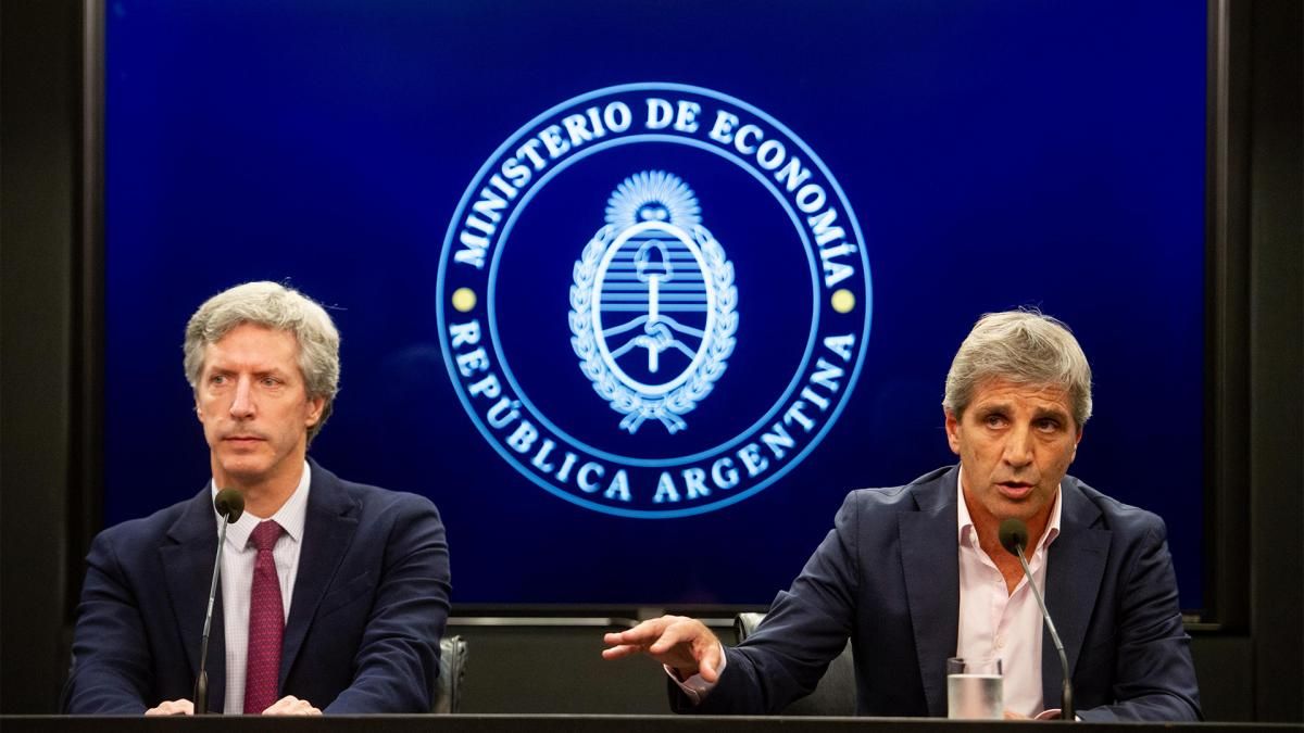 El Gobierno eliminó el capo cambiario para las personas físicas y comenzó a aplicar bandas de flotación para el dólar. El Gobierno eliminó el capo cambiario para las personas físicas y comenzó a aplicar bandas de flotación para el dólar.
