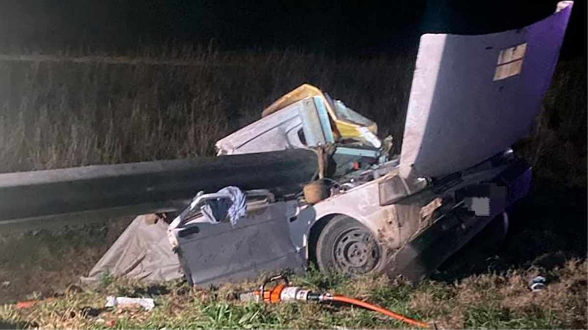 El Fiat 147 terminó destruido tras el accidente. El Fiat 147 terminó destruido tras el accidente.