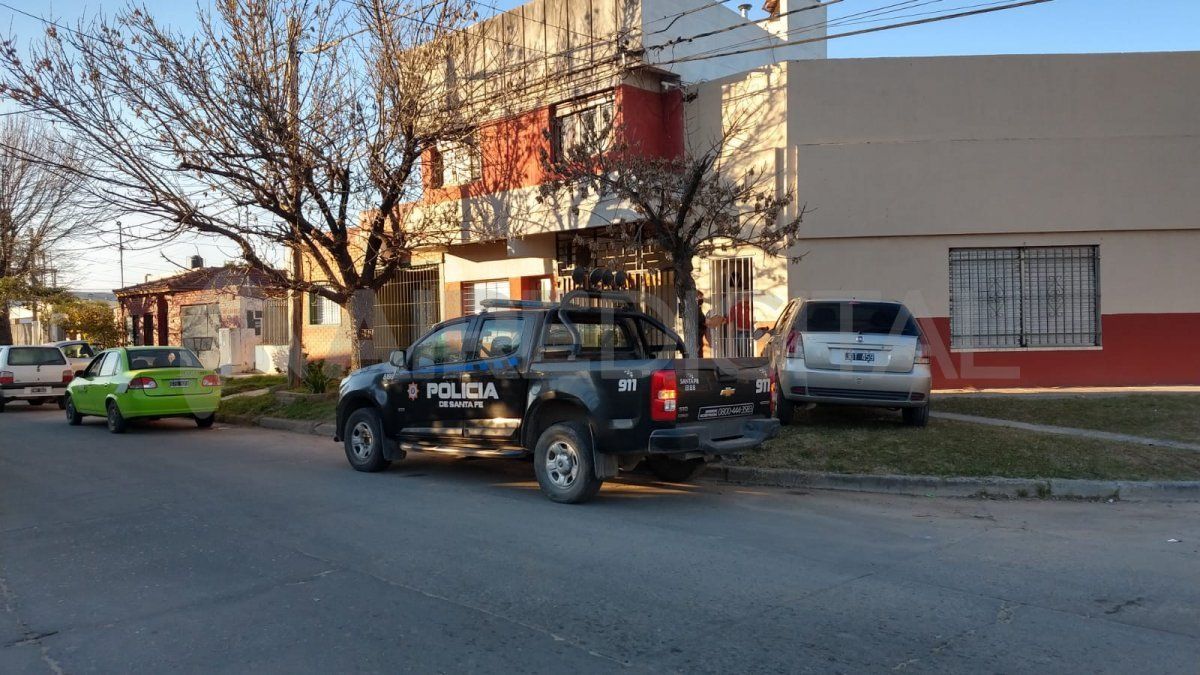 Personal policial trabajó en el lugar como así también una unidad del servicio de emergencias 107 que trasladó al conductor del auto con golpes en la cabeza.