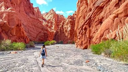 Escapada a las increíbles Cuevas de Acsibi: el rincón más surreal y colorido de Salta