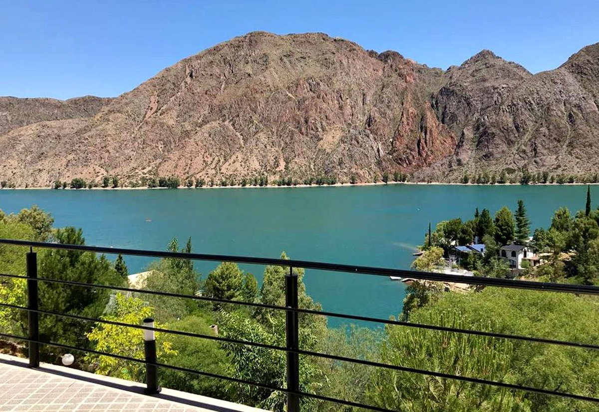 Una mujer y sus hijos se estaban tomando una foto cuando fueron arrastrados por la corriente.