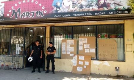 El supermercado del cual el hombre se llevó una petaca oculta entre sus prendas El supermercado del cual el hombre se llevó una petaca oculta entre sus prendas