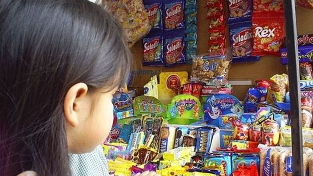 En las cantinas escolares aún se venden productos con exceso de grasas