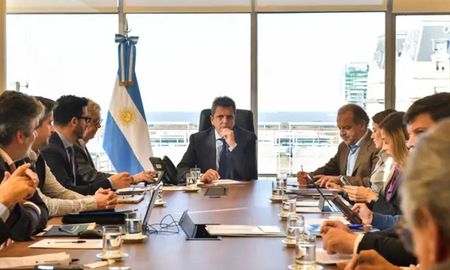 Las negociaciones con el Fondo Monetario Internacional (FMI) y cuestiones relacionadas con la gestión fueron los principales ejes de la nueva reunión de Gabinete Económico que este lunes por la mañana encabezó el ministro de Economía, Sergio Massa. Las negociaciones con el Fondo Monetario Internacional (FMI) y cuestiones relacionadas con la gestión fueron los principales ejes de la nueva reunión de Gabinete Económico que este lunes por la mañana encabezó el ministro de Economía, Sergio Massa.