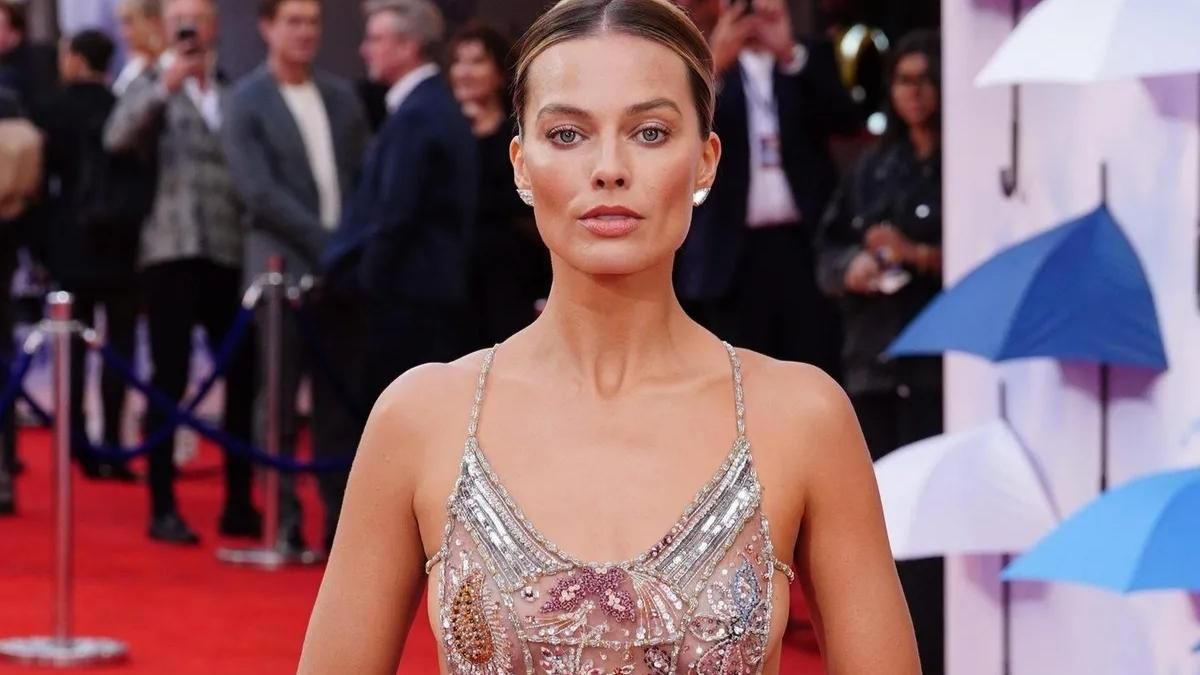 Margot Robbie deslumbró con un look de transparencias y pedrería. Margot Robbie deslumbró con un look de transparencias y pedrería. 