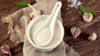 Salsa alioli casera: la receta fácil y rápida para un aderezo intenso y cremoso